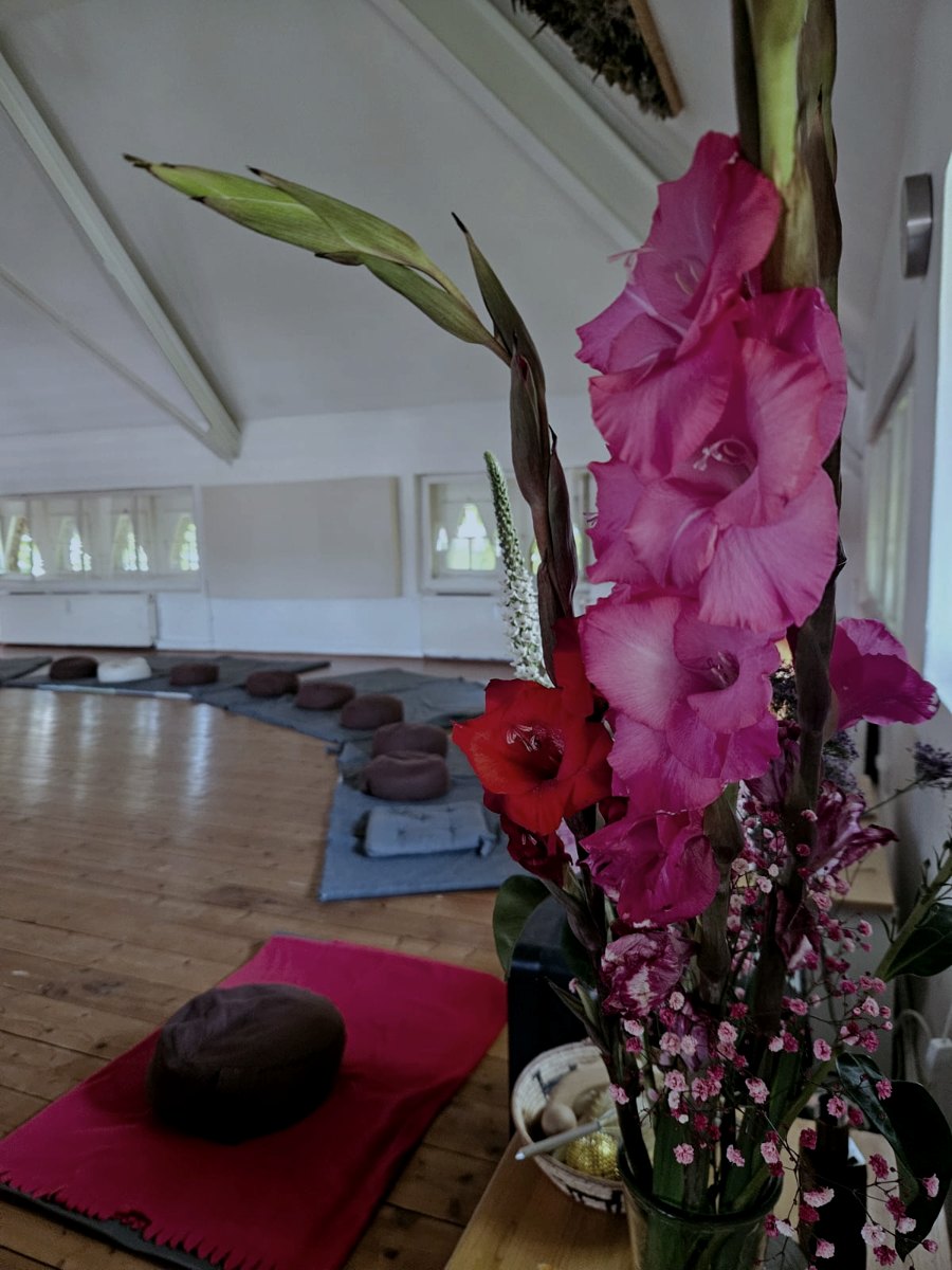 Blumen im Workshop-Raum