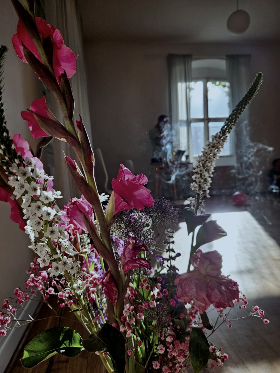 Blumen im Workshop-Raum