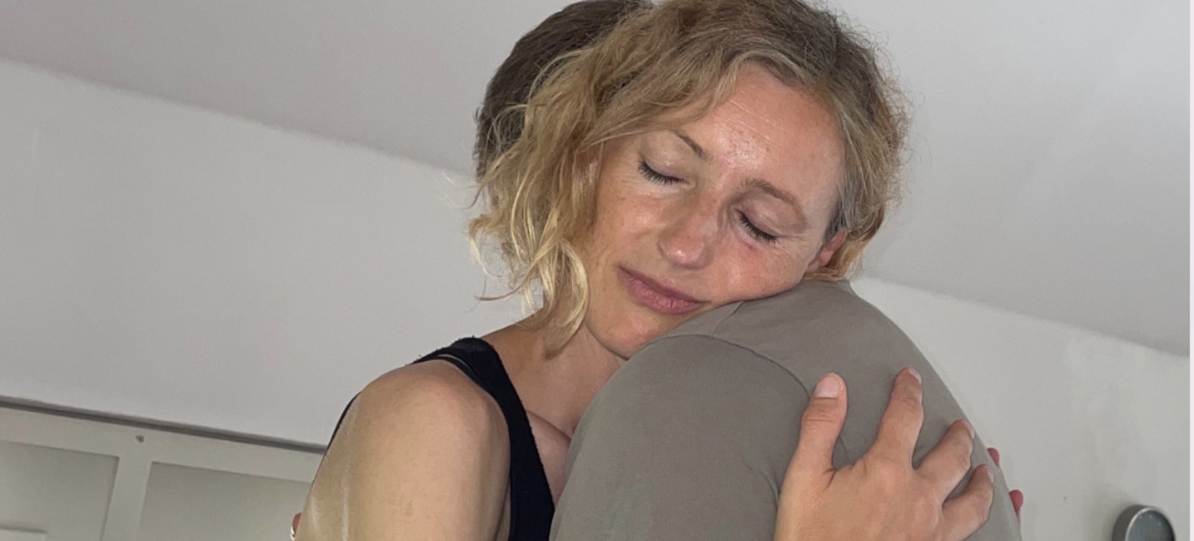 Mandy Baum in einer warmen Umarmung