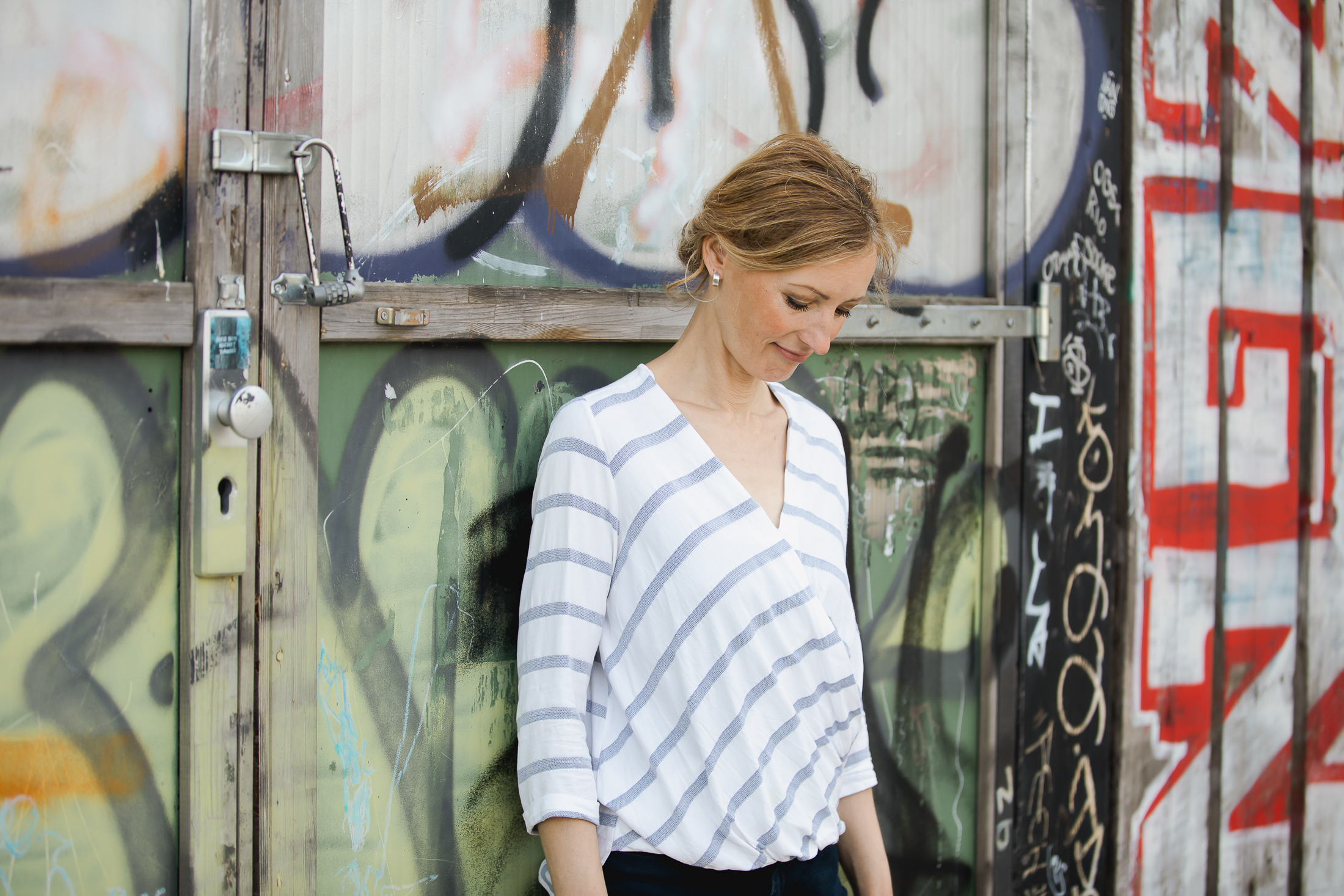 Mandy Baum vor Graffiti-Wand