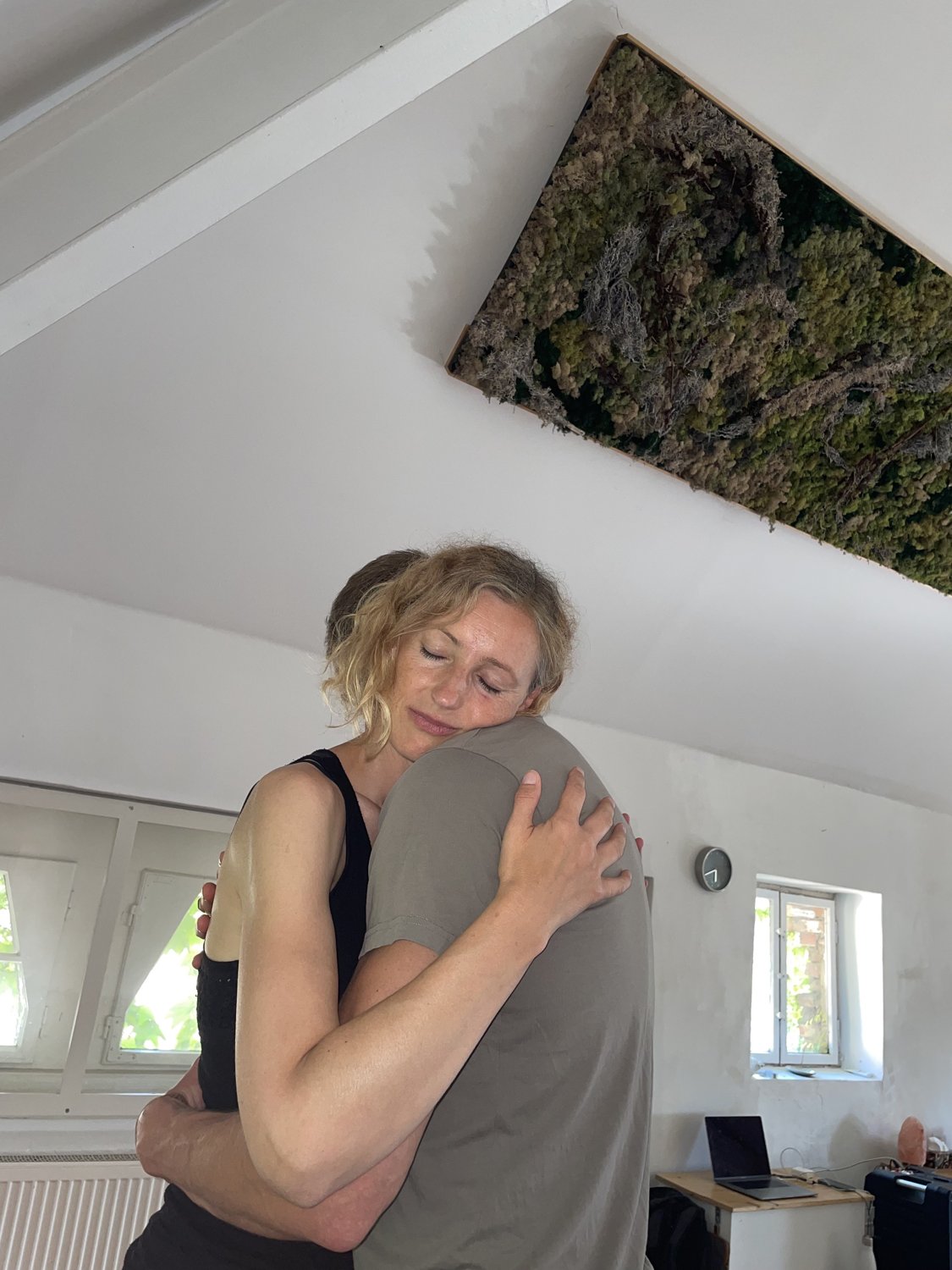 Mandy Baum in einer ruhigen, haltenden Umgebung