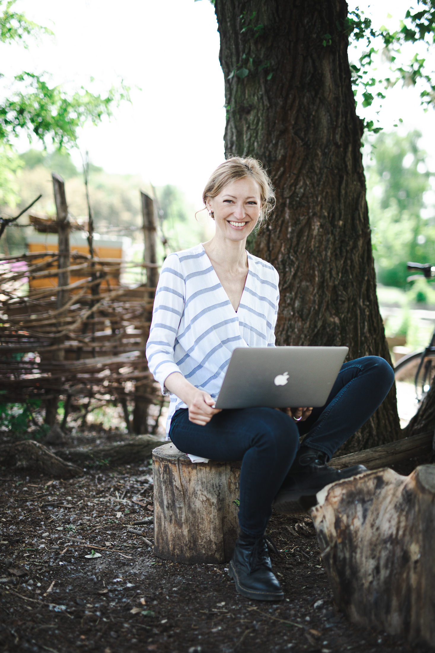 Mandy Baum mit Laptop im Freien