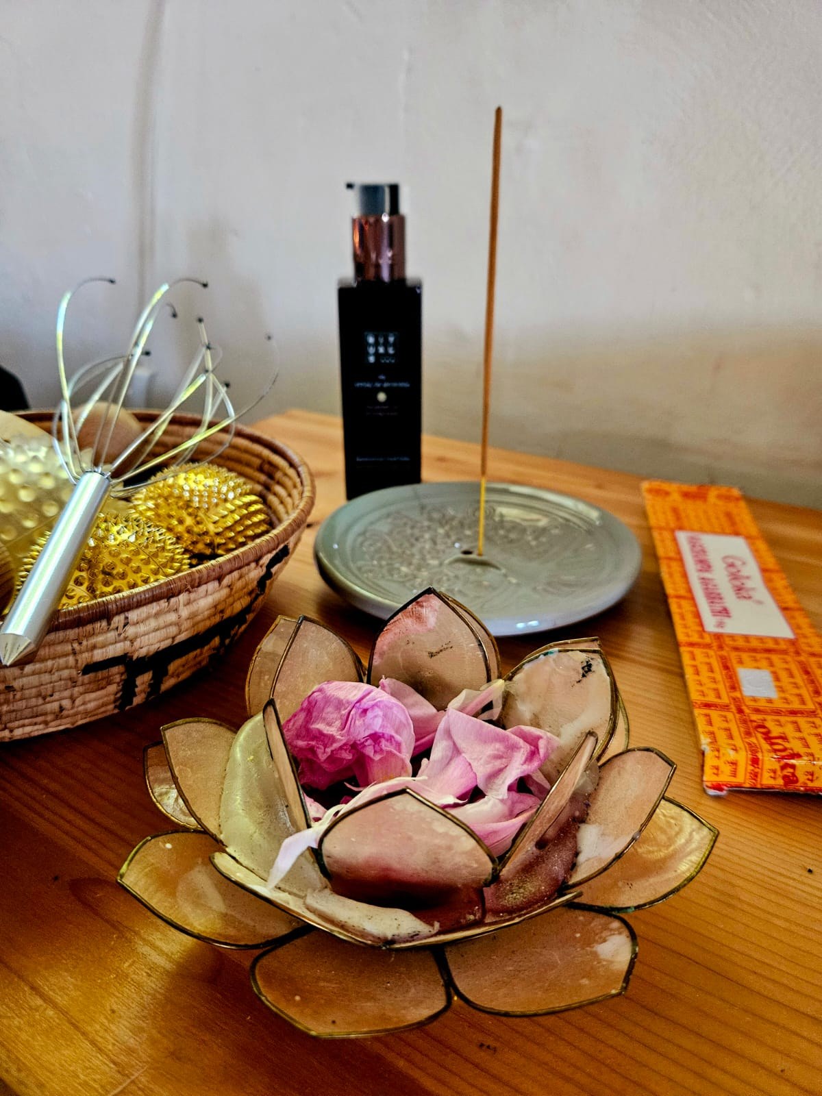 Stillleben: Lotusschale, Rosenblätter, Räucherwerk